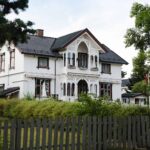 Drewniany Płot I Piękny Dom Mieszkalny