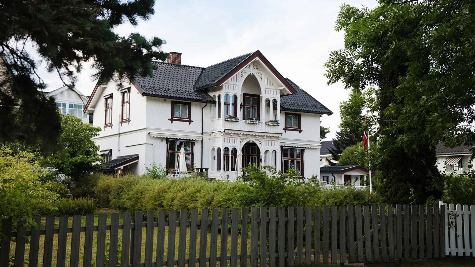 Drewniany Płot I Piękny Dom Mieszkalny