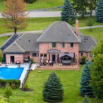 Dwupiętrowy Dom Mieszkalny Z Basenem Na Wsi W Rochester, Ny