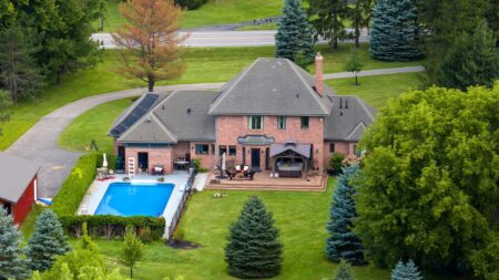 Dwupiętrowy Dom Mieszkalny Z Basenem Na Wsi W Rochester, Ny