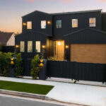 Nowoczesny Czarny Dom Z Drewnianymi Akcentami O Zachodzie Słońca