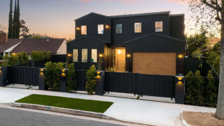 Nowoczesny Czarny Dom Z Drewnianymi Akcentami O Zachodzie Słońca