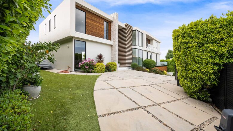 Podjazd Do Współczesnego Domu Z Ogrodem