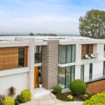 Widok Z Lotu Ptaka Na Nowoczesny Dom Z Bujnym Ogrodem I Drzewami