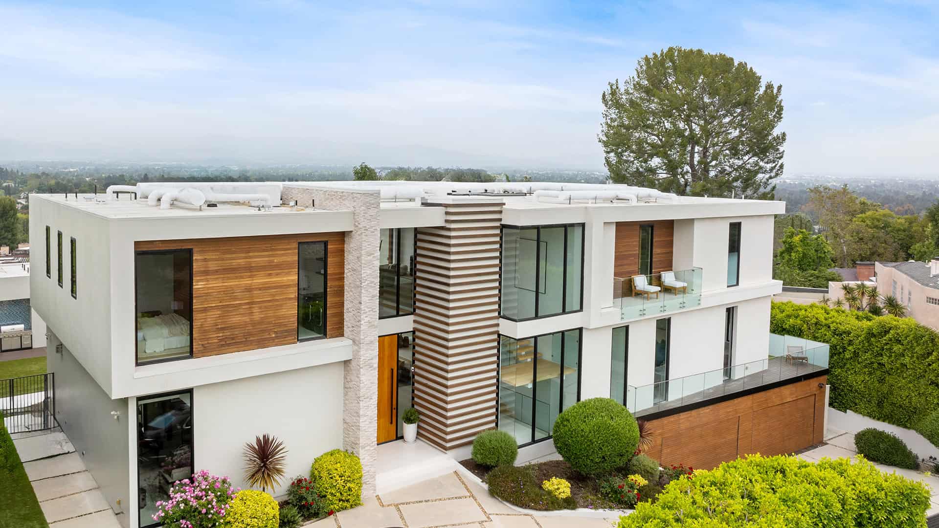 Widok Z Lotu Ptaka Na Nowoczesny Dom Z Bujnym Ogrodem I Drzewami