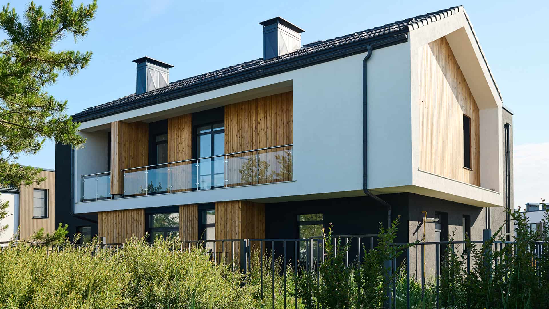 Dwupiętrowy Domek Z Balkonem I Grupą Okien