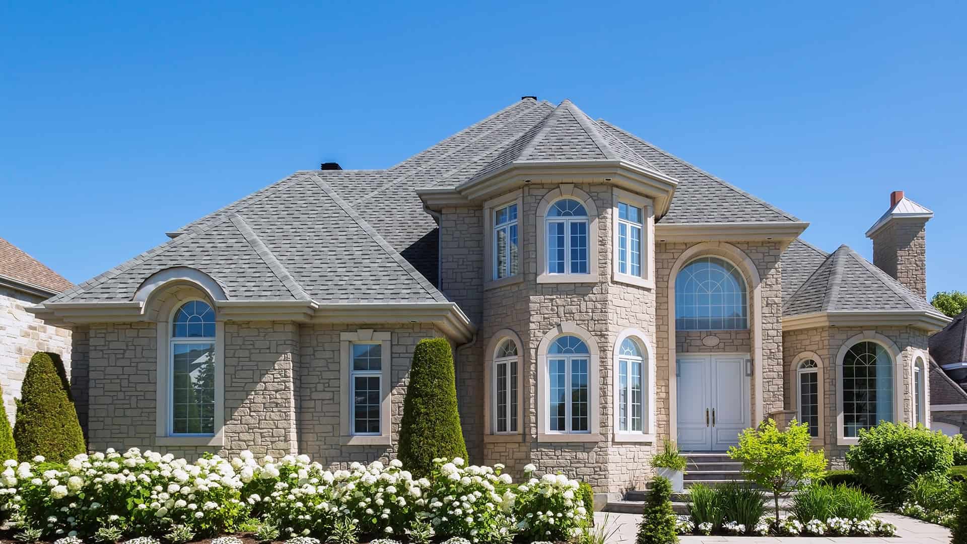 Fasada Luksusowego Domu Z Beżowego Kamienia Z Ogrodem Przed Domem